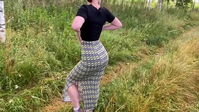 Eiginkona sýgur hana á götunni og stundar kynlíf með því að enda á rassinum. CleoModel rússneskt klám